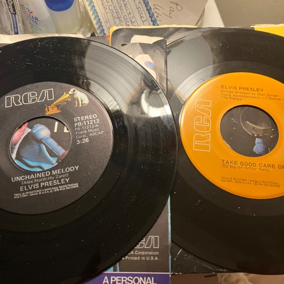 Two ELVIS PRESLEY 45’s from early 1970s - Picture 4 of 5